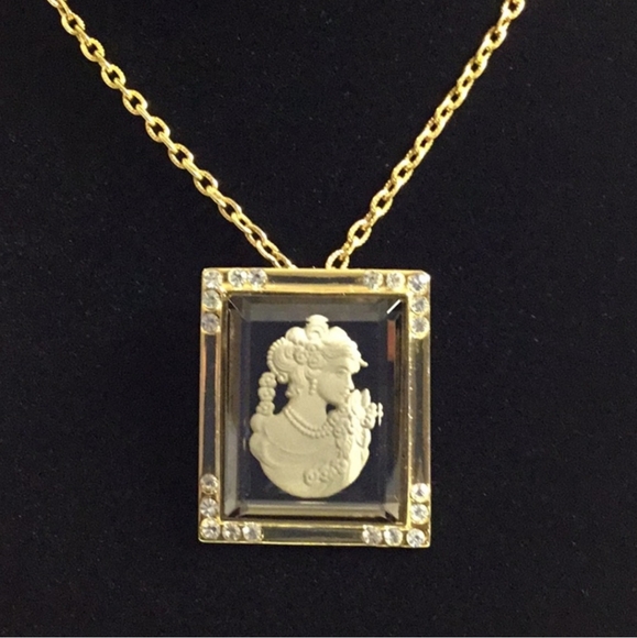 Jewelry - 🦢 Exquisite Victorian Inspired Gold & Rhinestone Cameo Brooch Necklace
